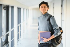 Magang atau Freelance: Mana yang Paling Pas Buat Mahasiswa Semester Akhir?