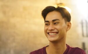 7 Manfaat Tersenyum bagi Kesehatan Mental dan Hubungan Sosial