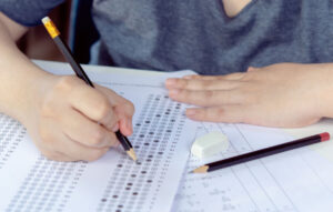 10 Fakta tentang Kebiasaan Menyontek dan Psikologi di Baliknya