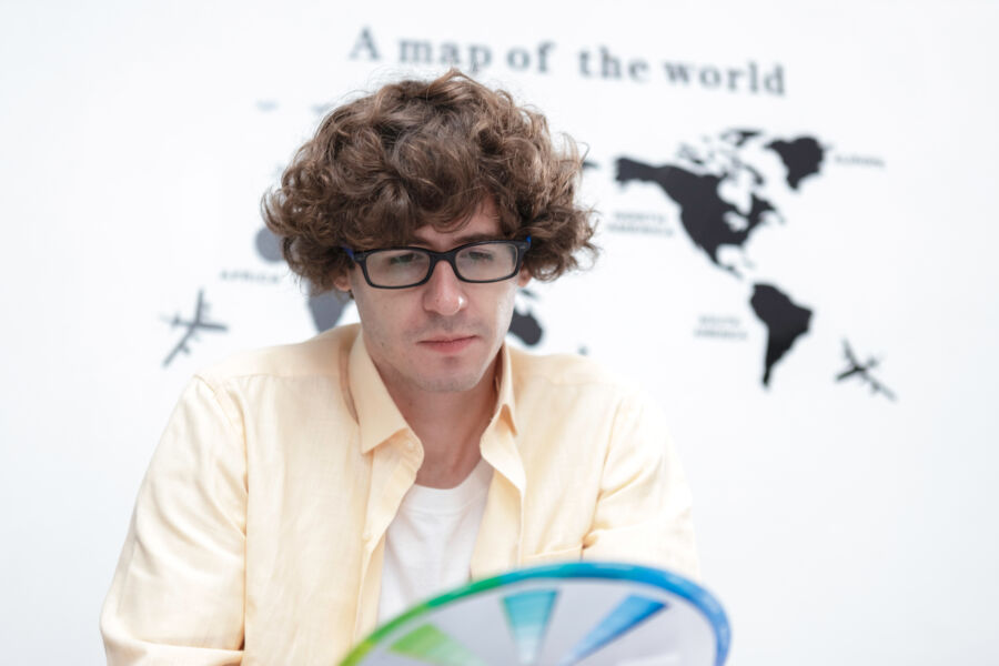 7 Fakta tentang Kebiasaan Bicara Sendiri dan Manfaatnya untuk Otak