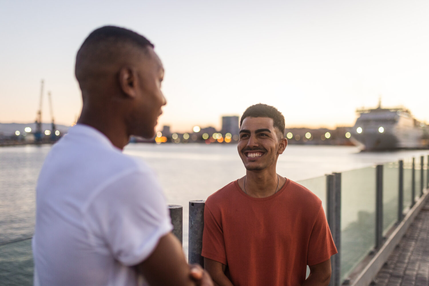 7 Cara Memulai Percakapan dengan Orang Baru Tanpa Canggung