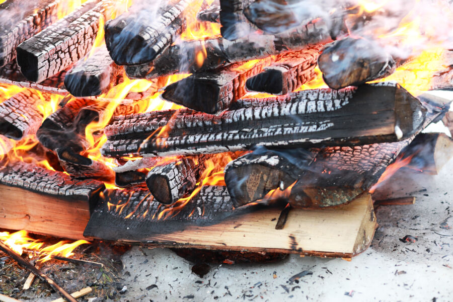 5 Alasan Kenapa Makanan yang Dimasak Pakai Kayu Bakar Lebih Enak