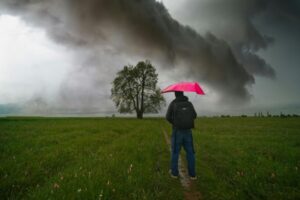 6 Alasan Kenapa Kita Suka Membayangkan Skenario Terburuk Sebelum Tidur