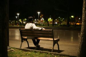 6 Alasan Kenapa Banyak Mahasiswa Baru Merasa Kesepian di Semester Awal?