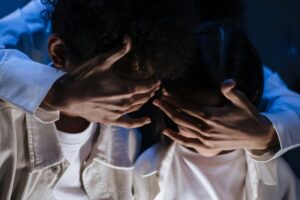 5 Tanda Kamu Tumbuh di Keluarga yang Terlalu Protektif