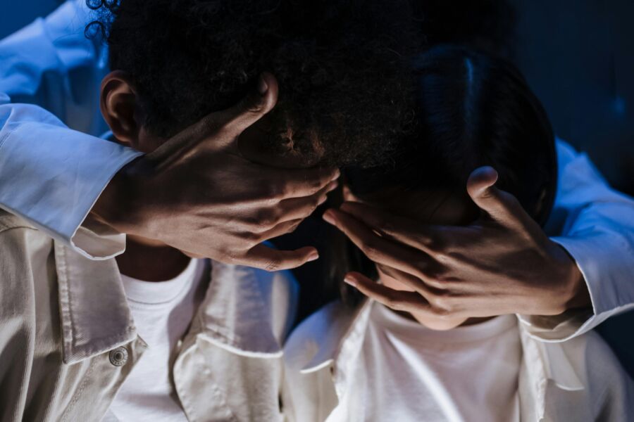 5 Tanda Kamu Tumbuh di Keluarga yang Terlalu Protektif