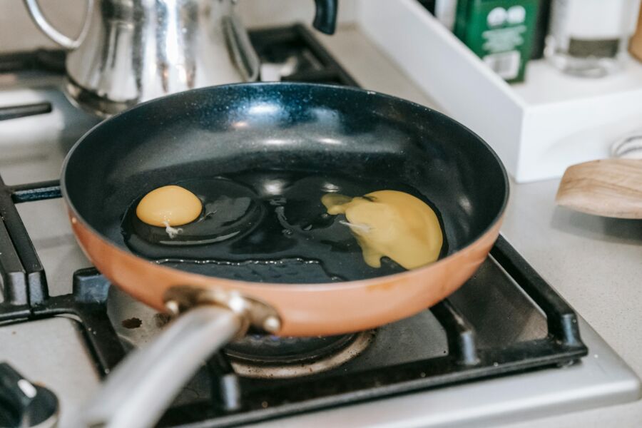 10 Hal yang Tidak Boleh Dilakukan saat Memasak dengan Teflon